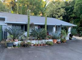 Ancient Gardens Guesthouse & Botanical Gardens, hotell i nærheten av Aussie World fornøyelsespark i Eudlo