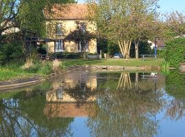 Le gite du port 2 chambres, hotel sa parkingom u gradu Lere