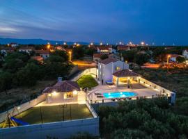 Villa Relax – hotel z basenem w mieście Škabrnje