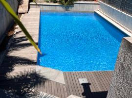 2 pièces rez-de-jardin dans maison avec piscine, hotel near Marina Baie des Anges, Villeneuve-Loubet