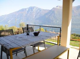 Villetta 56 Blu Yellow and Red Lake view Garden Private Parking by Garda Domus Mea, hotel a Tremosine Sul Garda