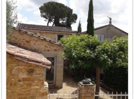 Charming small house close to Uzès, hotel with parking in Foissac