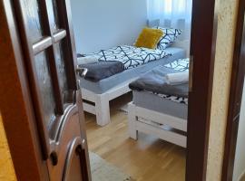 Mieszkanie z balkonem, cheap hotel in Głuszyca
