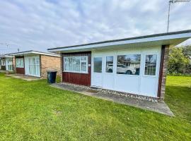 Beautiful Chalet With Free Wifi Nearby Hemsby Beach In Norfolk Ref 59096s, camping i Hemsby