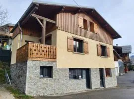Maison de moyenne montagne baignée par le soleil