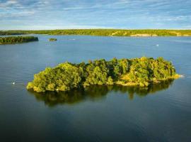 Escape to Your Very Own Private Island - Just 30 Minutes from Stockholm，Svartsjö的度假住所