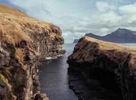 Cozy Cottage / 3BR / Hiking / Nature, holiday rental in Gjógv