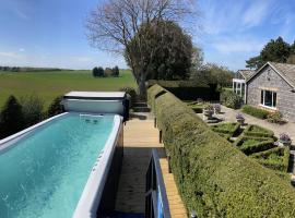 Luxurious 5-Bed House with Pool, Hot Tub & Parking, hotel a Eastry