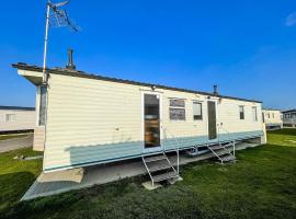 8 Berth Caravan For Hire At Martello Beach Holiday Park Ref 29012hv, hotel in Clacton-on-Sea