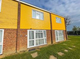 6 Berth Chalet Nearby Hemsby Beach In Norfolk Ref 18168b, beach rental in Hemsby