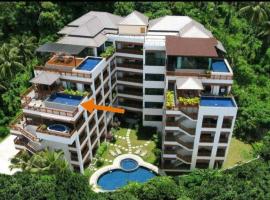 Private pool apartment with 2 bedrooms, hotel barat a Surin Beach