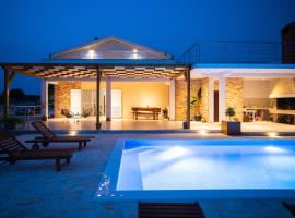 Villa Iva with heated pool โรงแรมที่มีที่จอดรถในGalovac