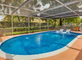 Margate Home with Hot Tub and Putting Green!, casa vacacional en Margate