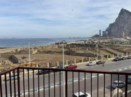 Primera línea de playa y Gibraltar a 5 minutos, strandhotel in La Línea de la Concepción