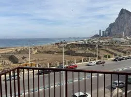 Primera línea de playa y Gibraltar a 5 minutos