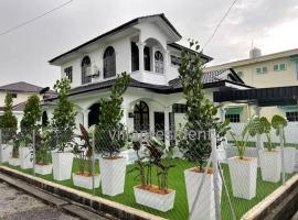 Villa President Homestay -4 bedroom Aircond WIFI Vacations Home, atostogų būstas mieste Kampung Kerangi