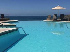 The Dolphins Ocean Front-Beach 2 BR 2Bth, hotel dengan kolam renang di Rosarito