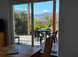 Vue sur la chaine des Pyrénées, budgethotel i Lourdes