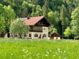Ferienwohnungen Zipflwirt: Bayrischzell şehrinde bir otel