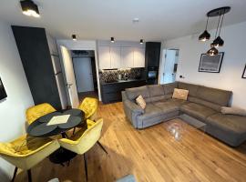 Luxusní apartmán GRAND v centru Harrachova se saunou, wallboxem EV, parkováním zdarma, Netflix a HBO, velkým balkonem a výhledem na Čertovu horu ,sjezdovku a skokanské můstky, khách sạn golf ở Harrachov