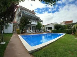 Luxury House with 4 Bedrooms & Pool in Marisol