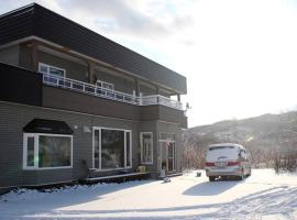 Rusutu Ski Chalet - Six Bedrooms, BBQ, Lake Toya., hotell med parkeringsplass i Rusutsu