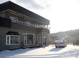 Rusutu Ski Chalet - Six Bedrooms, BBQ, Lake Toya.