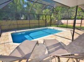 New England 3bd 2bt Home Heated Pool Close to Siesta: Sarasota şehrinde bir otoparklı otel