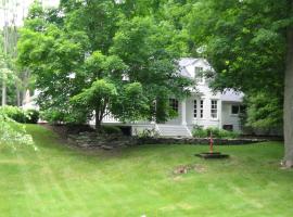 B&B on seven acres with private bed & bath, feriebolig i Clinton Corners