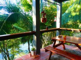 RiverHill Hideaway, хотел с паркинг в Monkey Fall