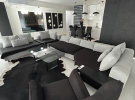 Sandev apartments Black&White, hotel in Štip