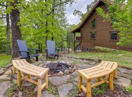 Beaver Lake Vacation Rental with Private Hot Tub!, hotel din Eureka Springs