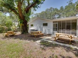Charming Mid-Century House - Just Steps to Lake!, hotel a Lakeland