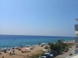 Breeze Lux Apartment - Front to the beach