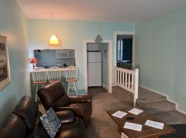 Cozy Bay View OceanSide cottage, pet-friendly hotel in Willoughby Beach