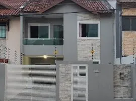 Duplex agradável com Ar, Internet, Netflix e Estacionamento