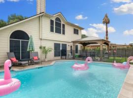 Flamingo Pool Oasis with Covered Patio, BBQ, 4 BR, hotel en Katy