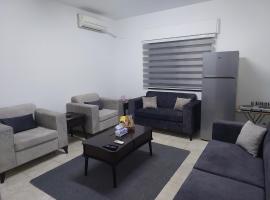 Cozy Home 3 – hotel z parkingiem w mieście ‘Urjān al Gharbīyah
