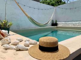 Casita azul colonial en el centro de Mèrida., hotel v destinaci Mérida