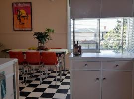Retro Getaway House, holiday home in Devonport