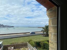 Cozy coastguard cottage with sea views, vikendica u gradu 'East Cowes'