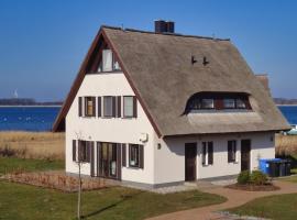 idyllisches Ferienhaus mit eigener Sauna, Kamin und Terrasse - Haus Boddenblick, holiday rental in Vieregge