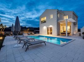 Villa Ora with Heated pool, Whirlpool, 4 bedrooms, villa i Grohote