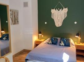 Les chambres d'hôtes du Relais d'Aguilar, hotel v destinaci Tuchan