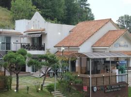 Meteora Pension, cabaña o casa de campo en Damyang