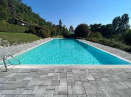 Casa fronte lago con piscina, hotel in Angera