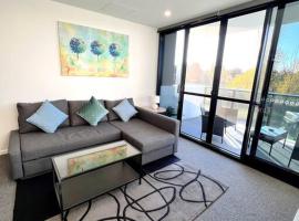 Fab in Phillip - 2bd 2bth Apt - Close to CBR Hospital, self catering accommodation in Phillip