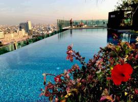 HIGH RISE LUXURY CONDO 1BED ROOF TOP POOL 2 MinMRT, Hotel in Bangkok