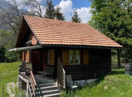 Behagliches Chalet mit Kaminofen umgeben von Natur โรงแรมในกลารุส