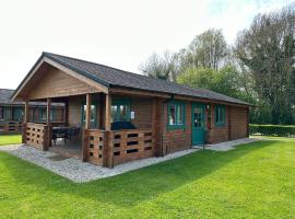 Kingfisher Lodge, Lake Pochard, holiday home in South Cerney